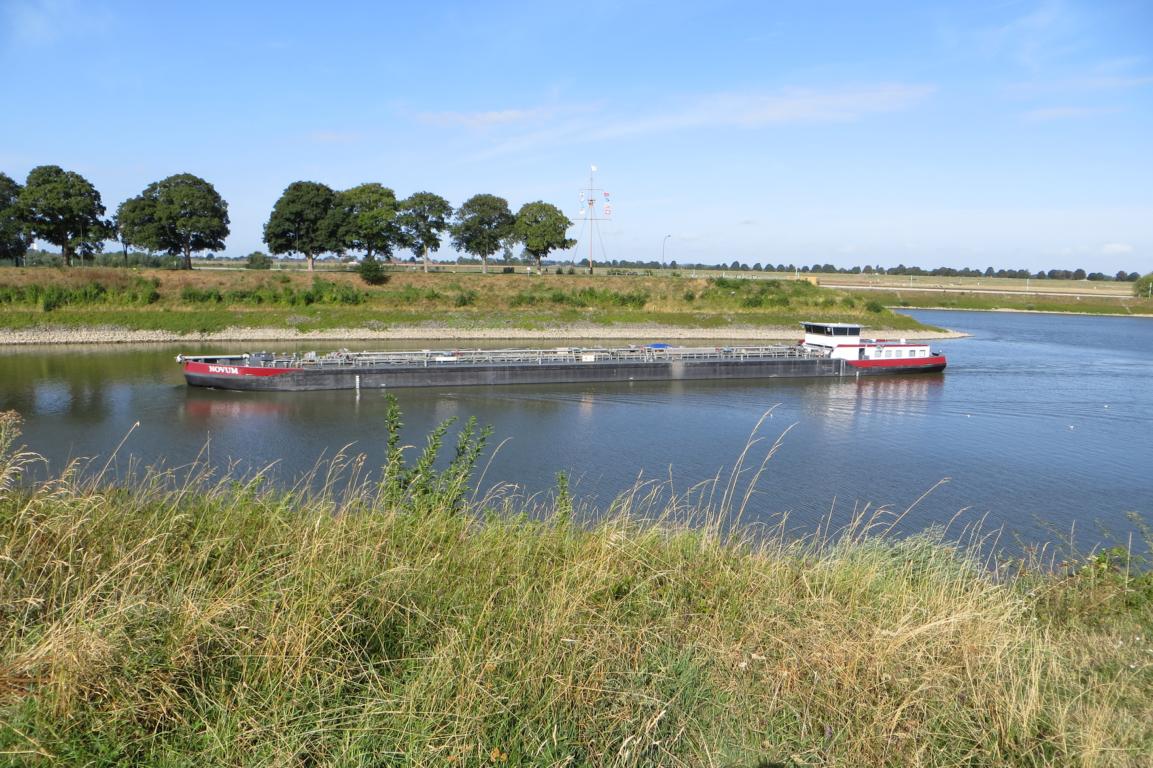 Schiff vor dem Schiffermast in Wesel